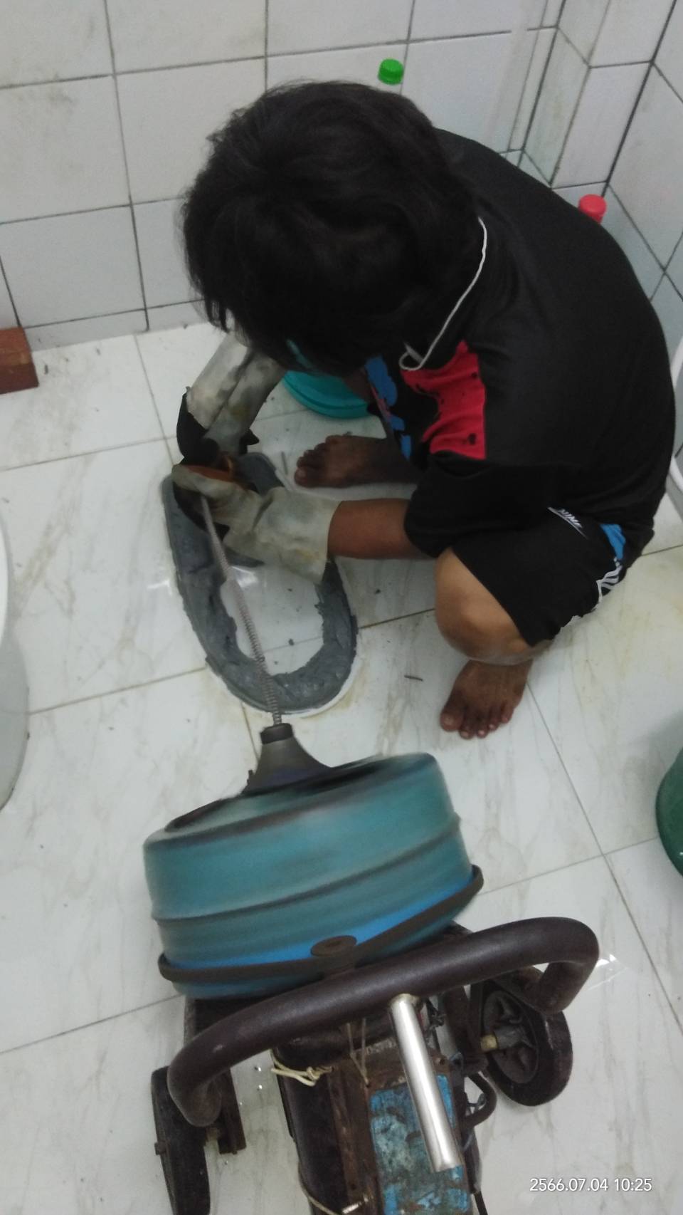 16 - https://onelongservice.com | วันลองเซอร์วิส ผู้ให้บริการรถดูดส้วม สูบส้วม แก้ท่อตัน ลอกท่อ และวางระบบบำบัดน้ำเสียครบวงจร ทีมช่างมืออาชีพ อุปกรณ์เฉพาะทาง เรียกใช้บริการได้ตลอด 24 ชั่วโมง