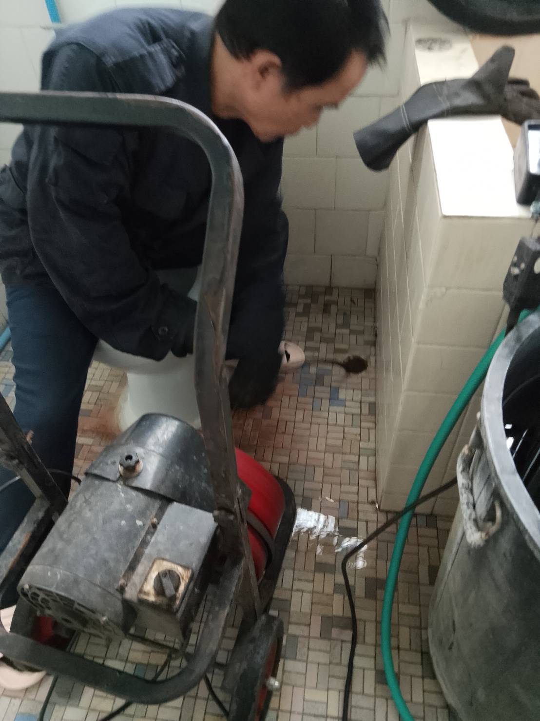 27 - https://onelongservice.com | วันลองเซอร์วิส ผู้ให้บริการรถดูดส้วม สูบส้วม แก้ท่อตัน ลอกท่อ และวางระบบบำบัดน้ำเสียครบวงจร ทีมช่างมืออาชีพ อุปกรณ์เฉพาะทาง เรียกใช้บริการได้ตลอด 24 ชั่วโมง